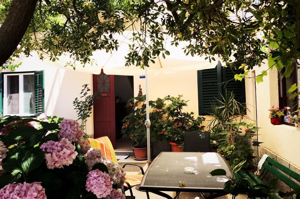 Apartments And Rooms Tomas Podstrana Exterior photo